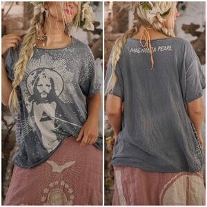 Magnolia Pearl NWT Halo Boyfriend Tee in color Ozzy